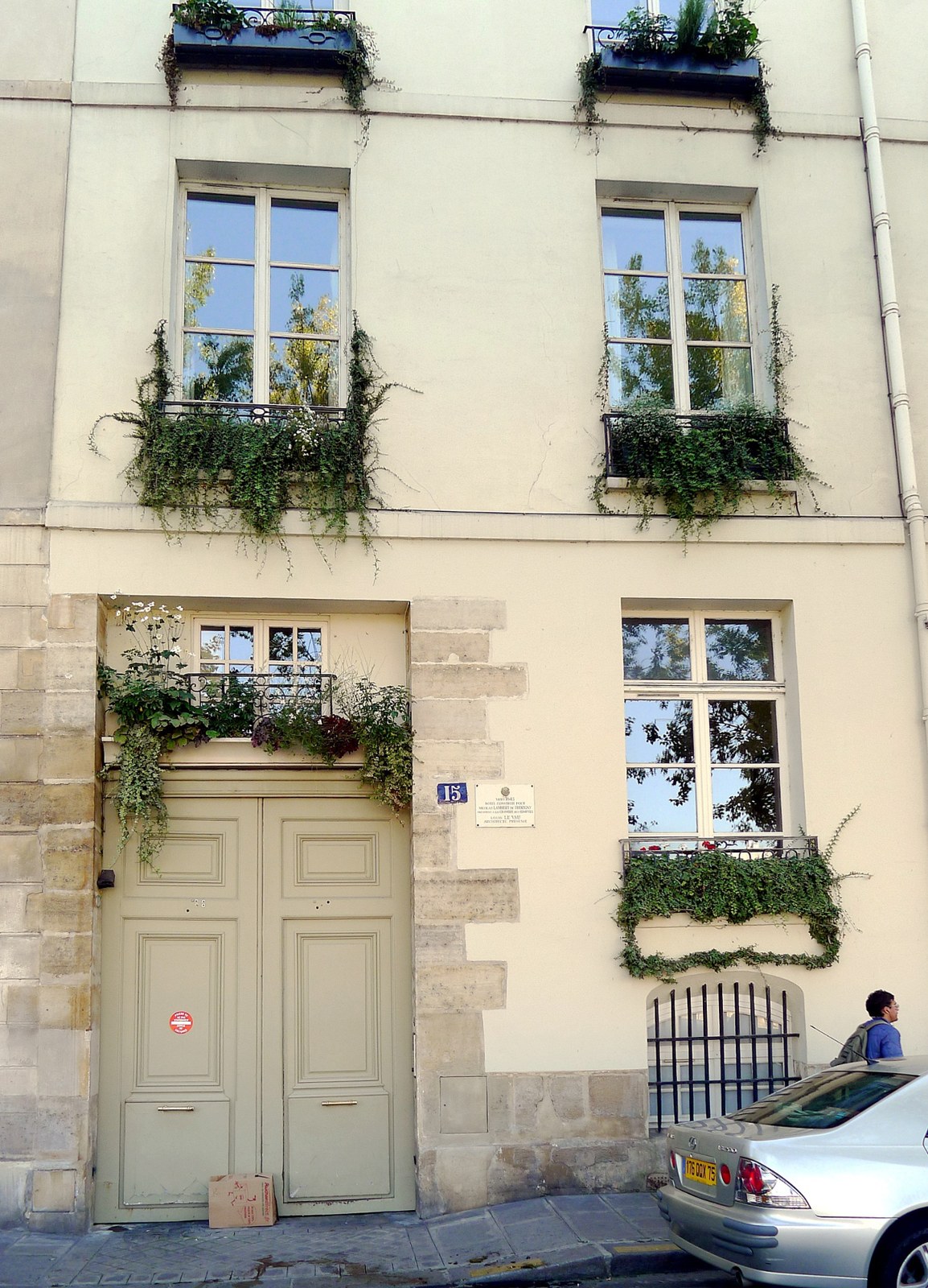 Façade and doorway at 15 Quai d'Anjou on Île Saint-Louis, Paris