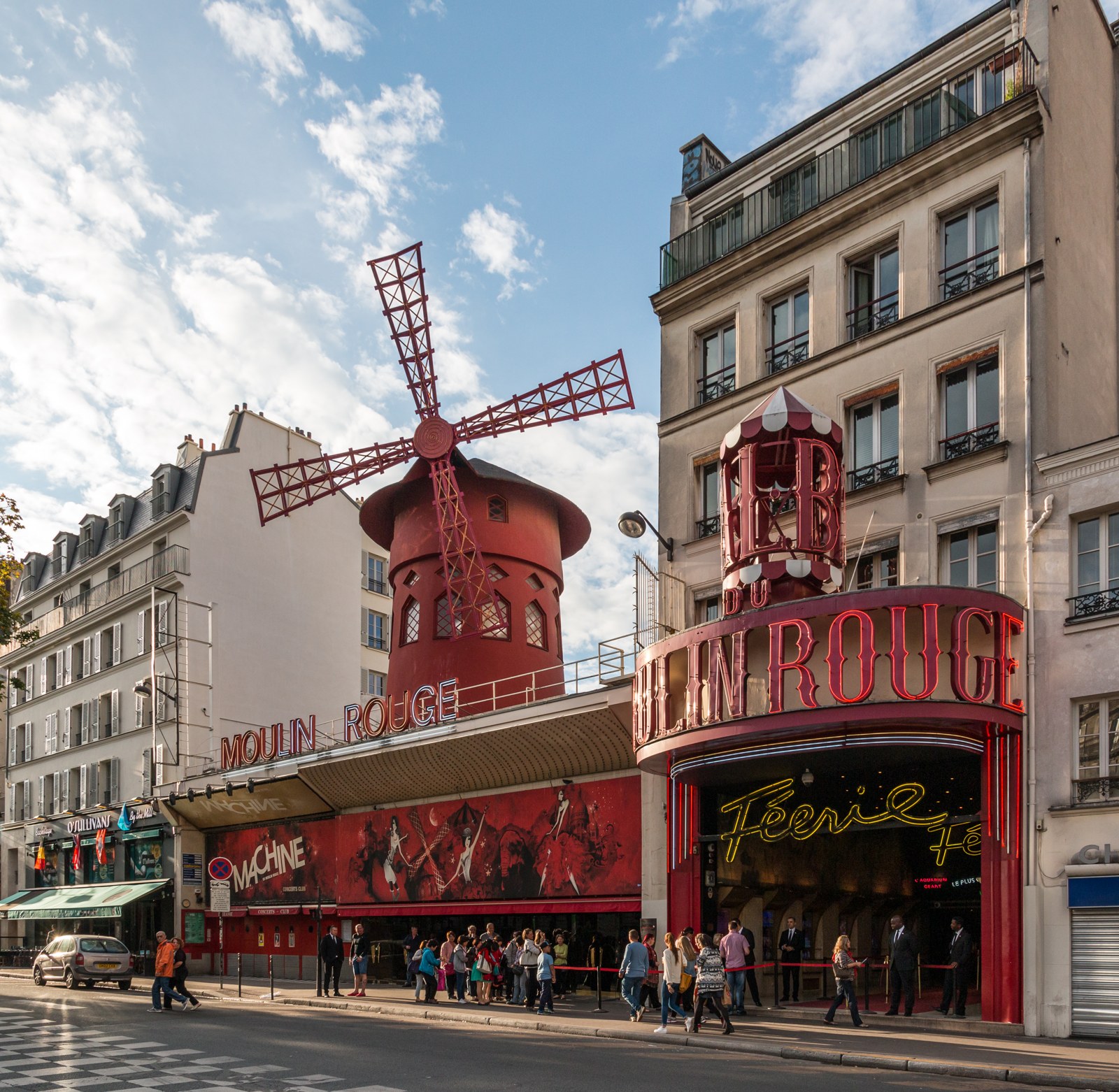 Façade et moulin rouge du cabaret parisien, photographiés en 2014